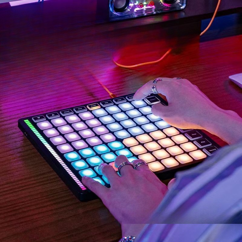 64-клавишный MIDI-контроллер п – обзор и цена Midi Controller Pad